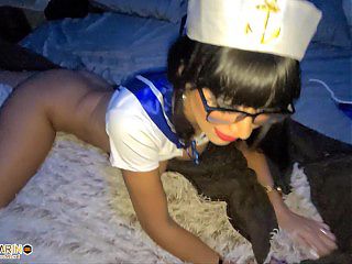 Mi novia me hizo enojar muy feo, me contenta poni\u00e9ndose un traje de marinero y la perdono